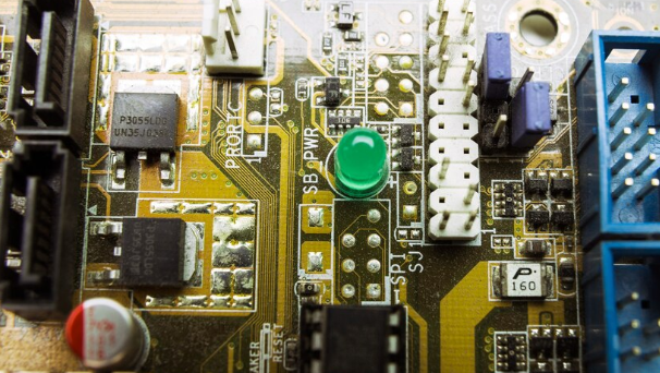 Εξειδίκευση που καλύπτει ένα ευρύ φάσμα: Από εγκατάσταση και υποστήριξη ηλεκτρονικών συστημάτων και υπολογιστών, εγκαταστάσεις και διαχείριση δικτύων, έως επεξεργασία σήματος ήχου και εικόνας Image